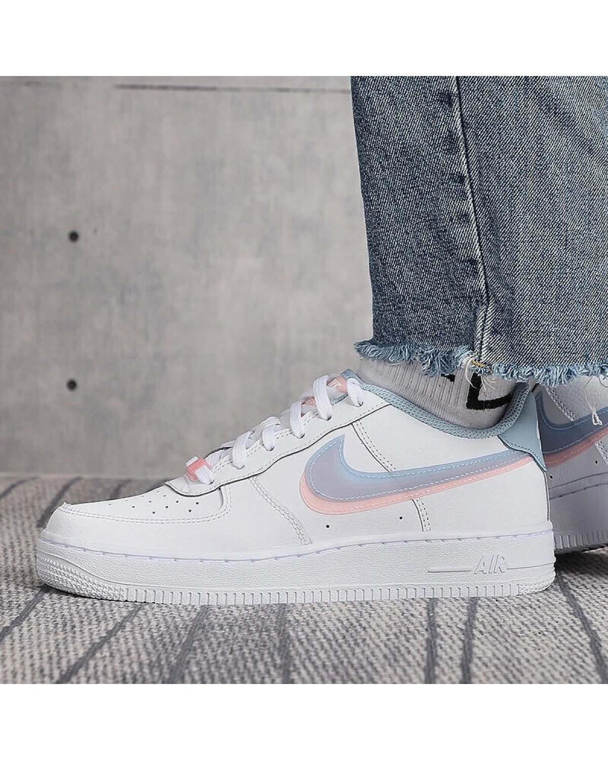 Nike Air Force 1 Double Swoosh детские кеды бело-голубые с розовыми акцентами картинка
