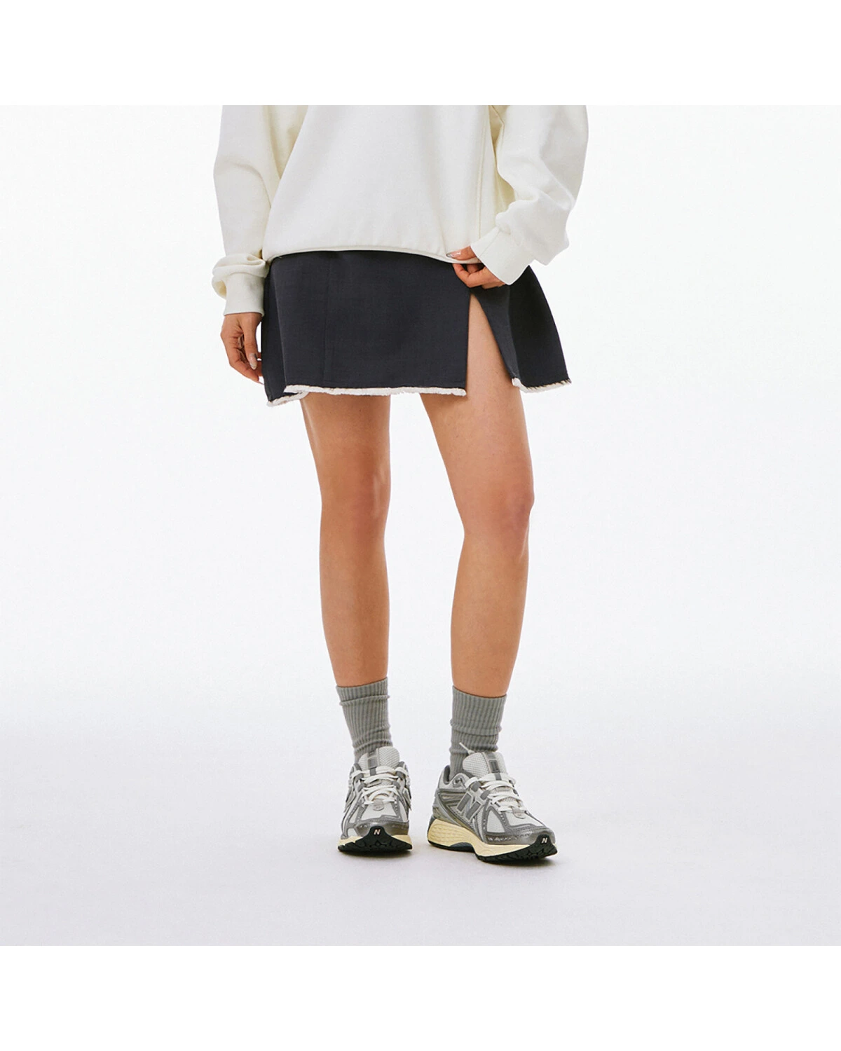 New Balance 1906R unisex кроссовки серо-белые из текстиля для повседневной носки картинка