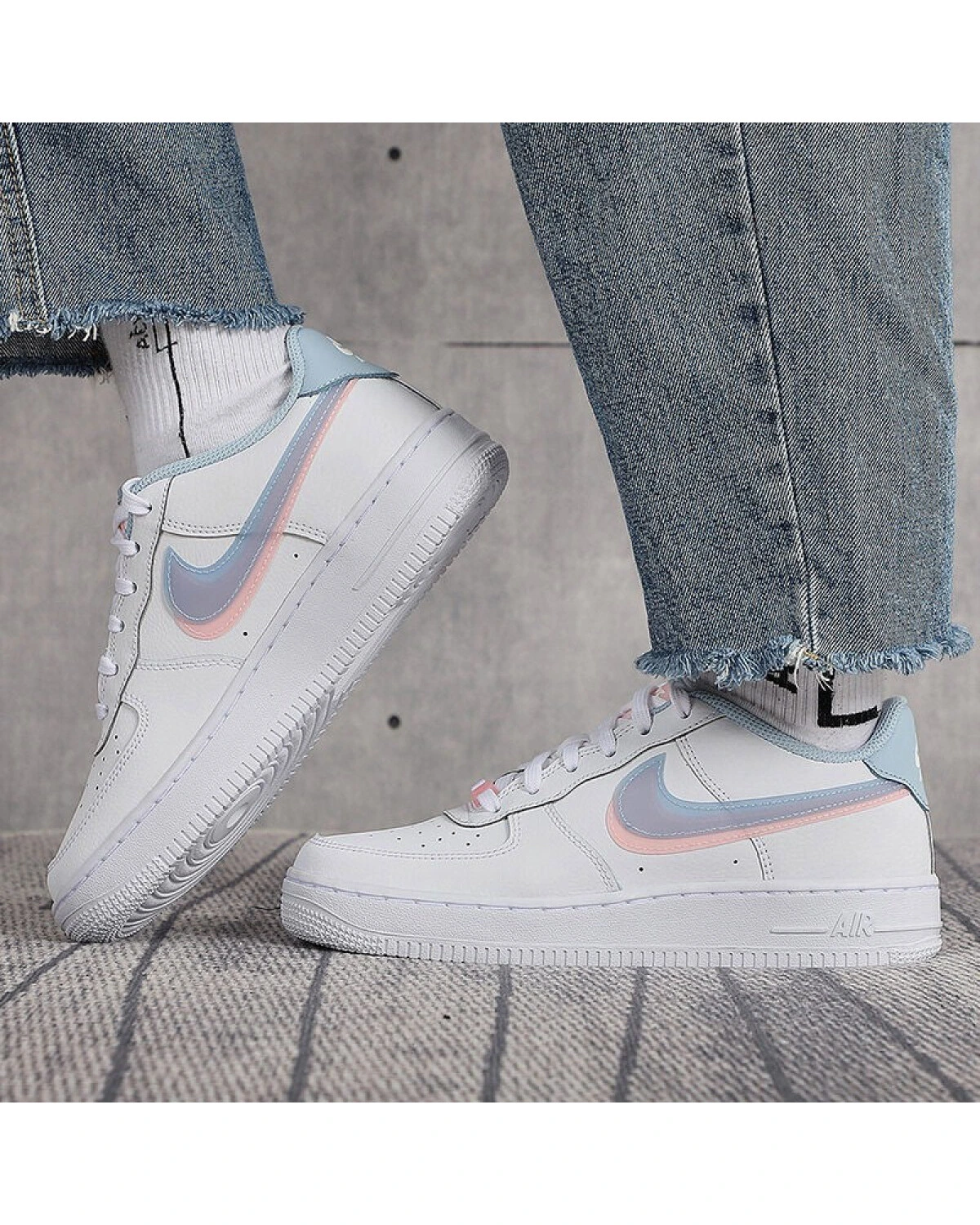 Nike Air Force 1 Double Swoosh детские кеды бело-голубые с розовыми акцентами картинка
