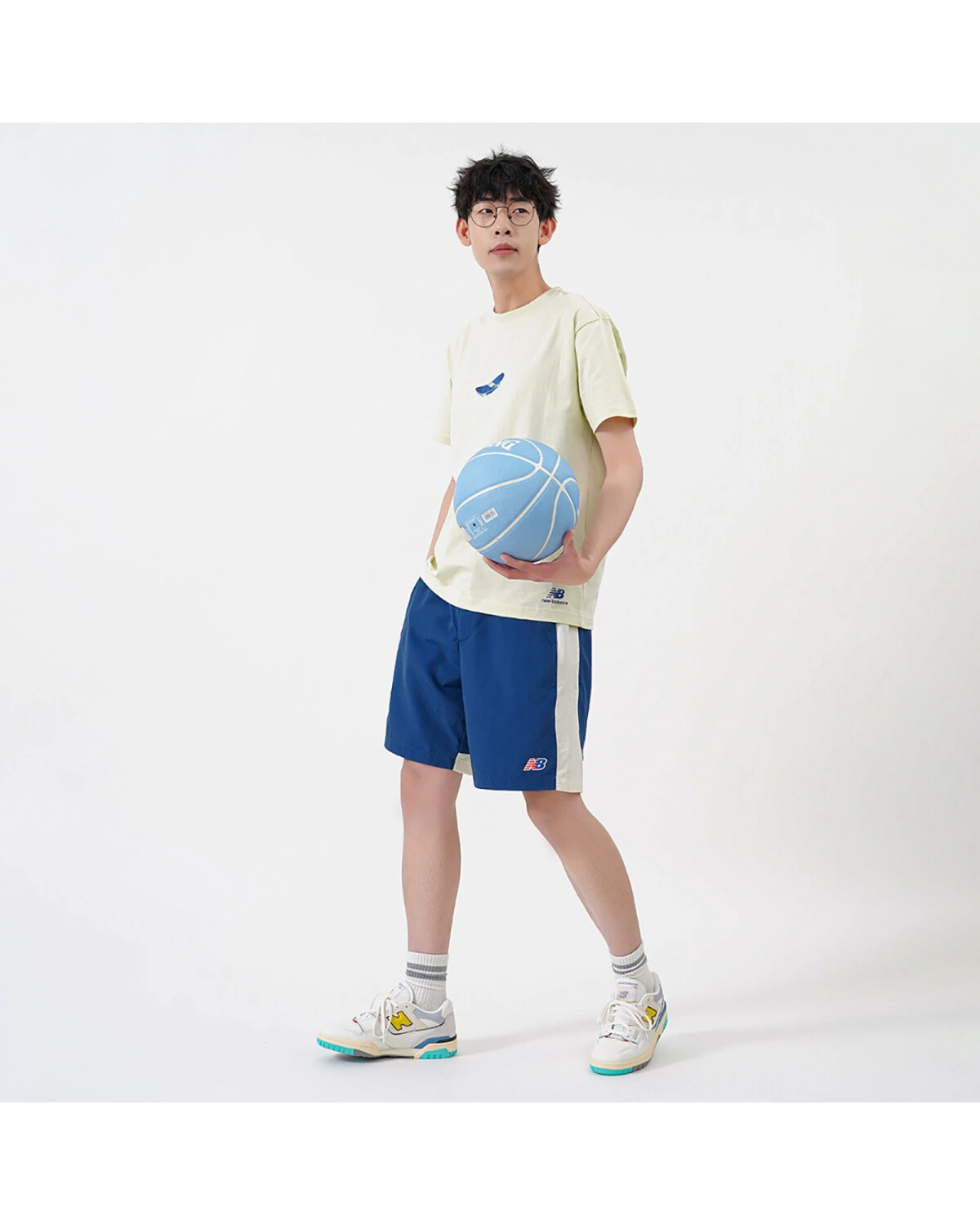 New Balance 550 unisex кроссовки белые с серо-голубыми вставками картинка