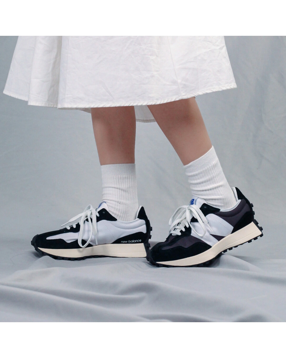 New Balance NB 327 унисекс кроссовки повседневные чёрно-белые из ткани и замши картинка