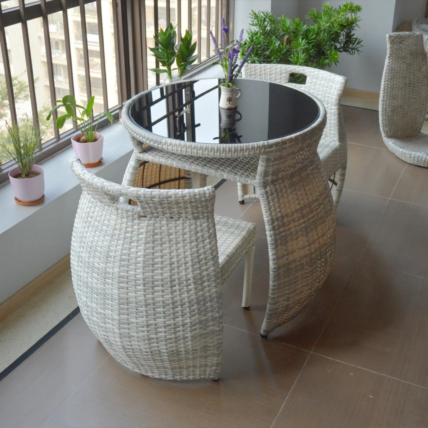 Деревянный стол для террасы со стульями картинка