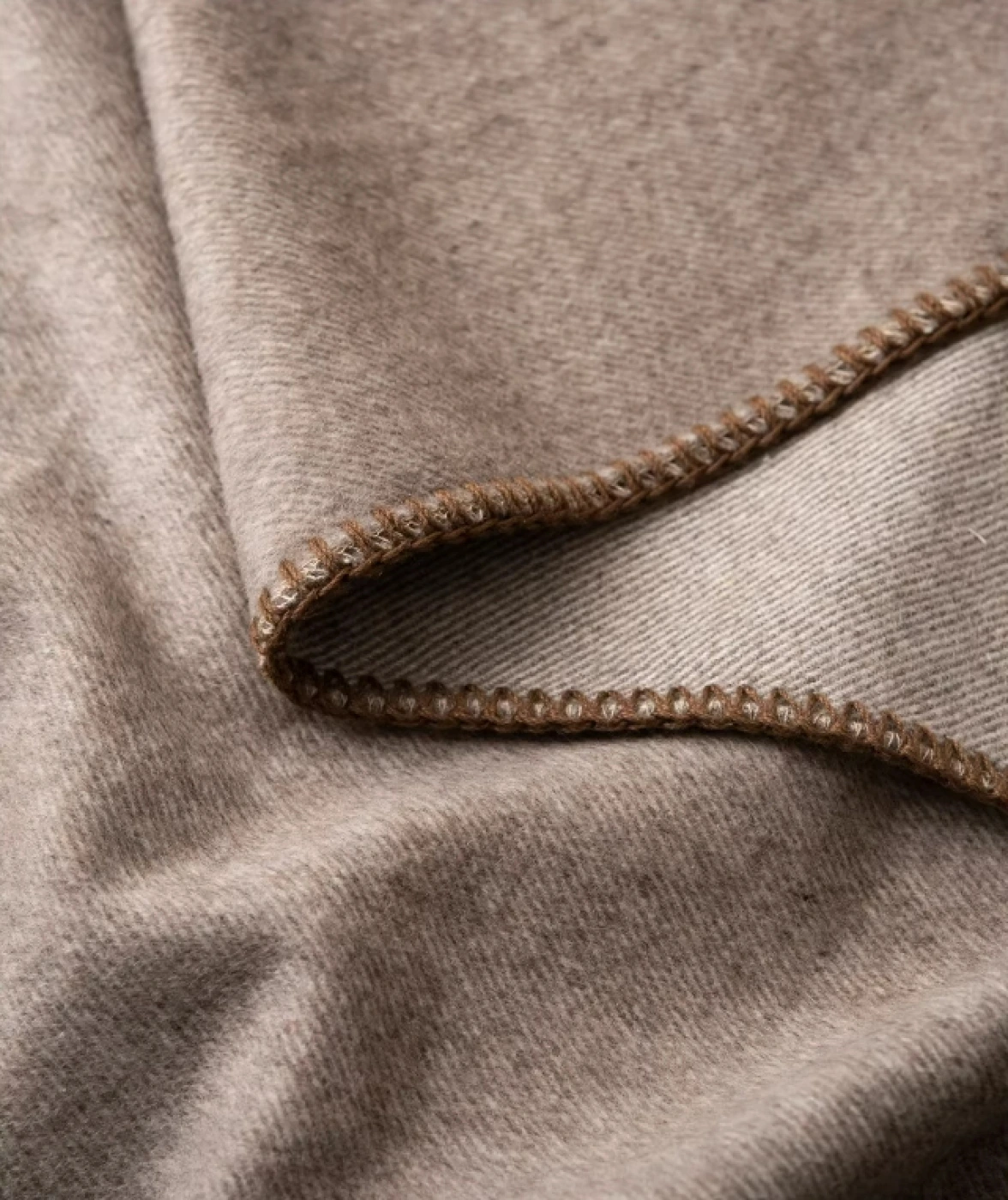 Плед декоративный на кровать, шерсть с полиэстером (серо-коричневый) картинка