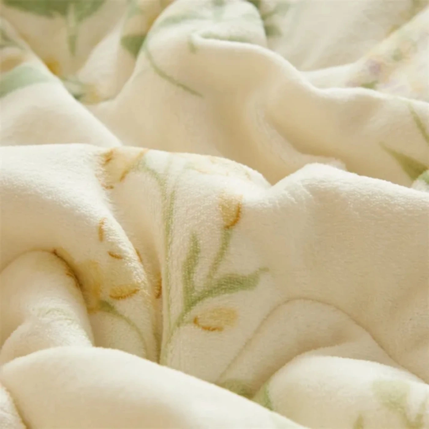 Большой теплый плед с цветочным орнаментом картинка