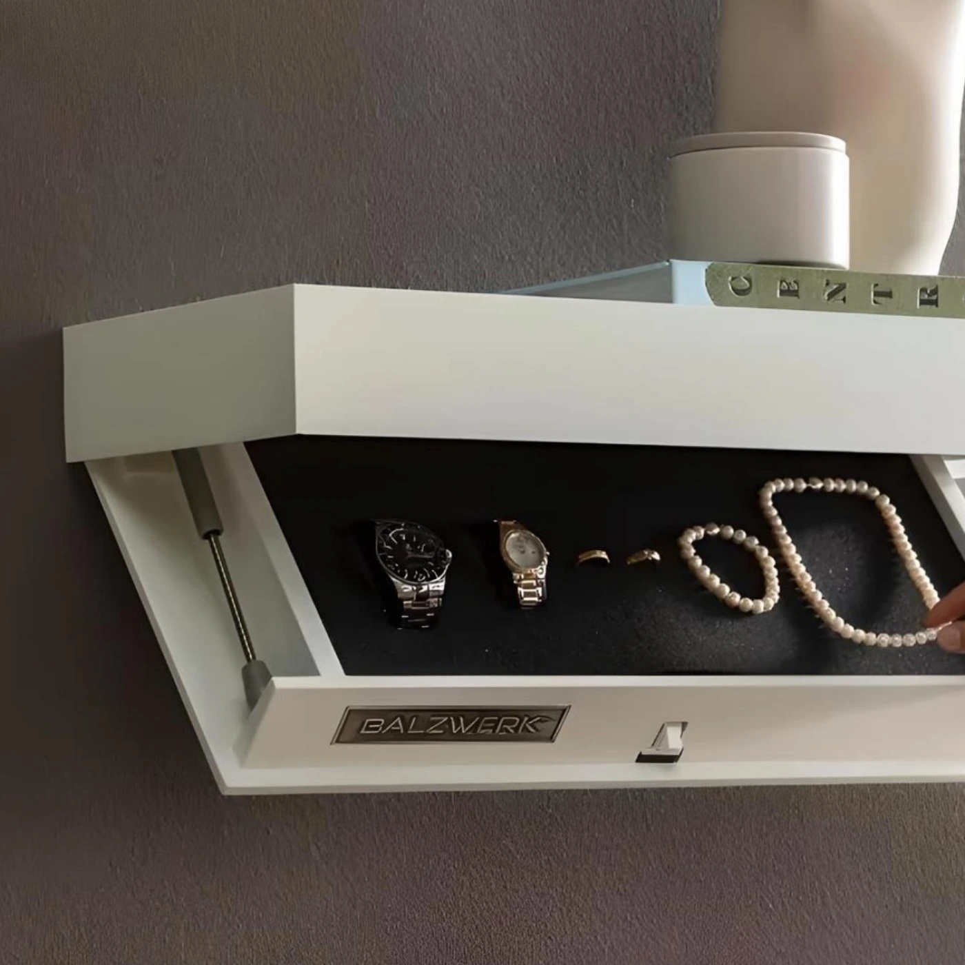 Настенная полка с ящиком картинка