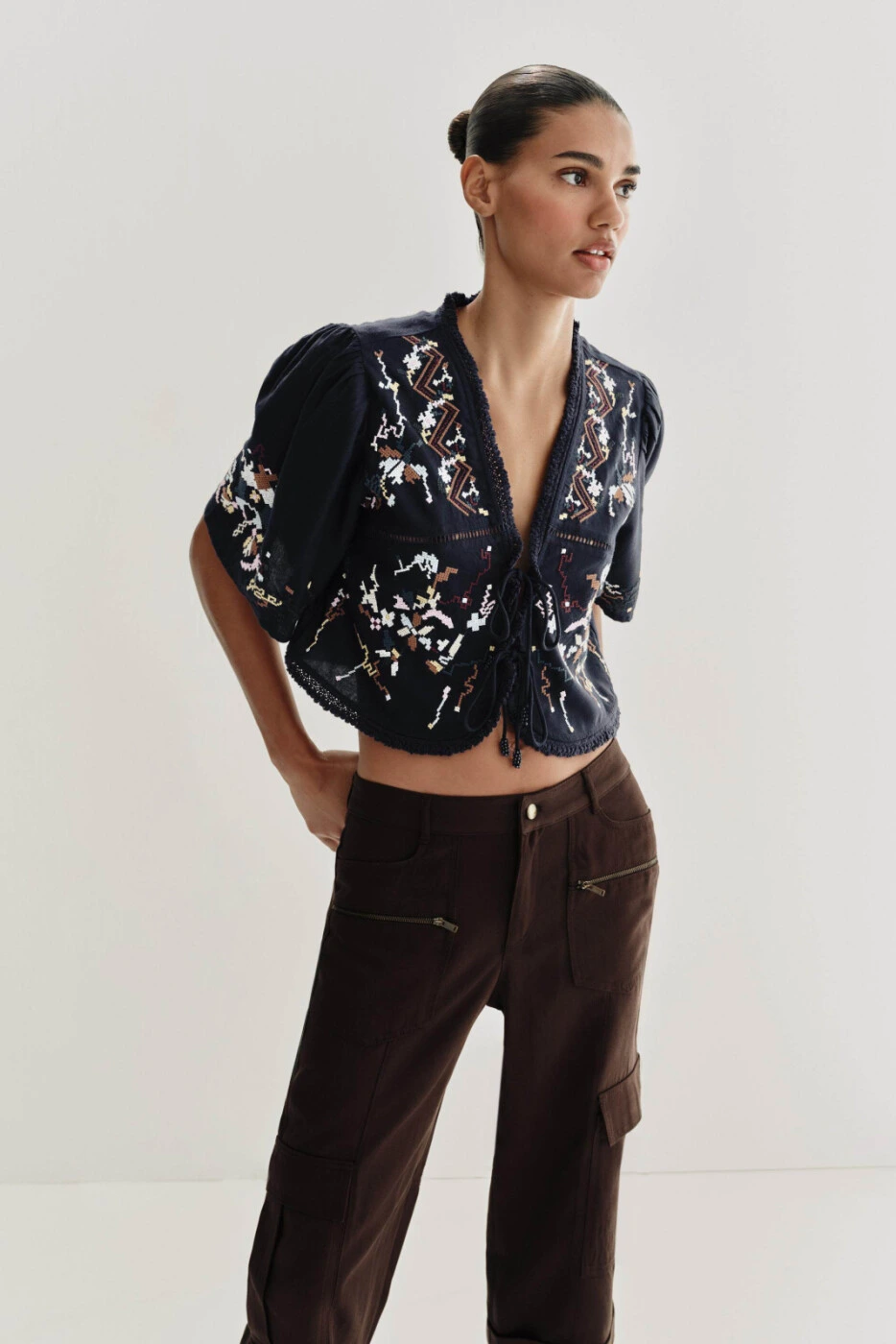 ZARA женская рубашка с V-вырезом и цветочной вышивкой из лайоселя картинка