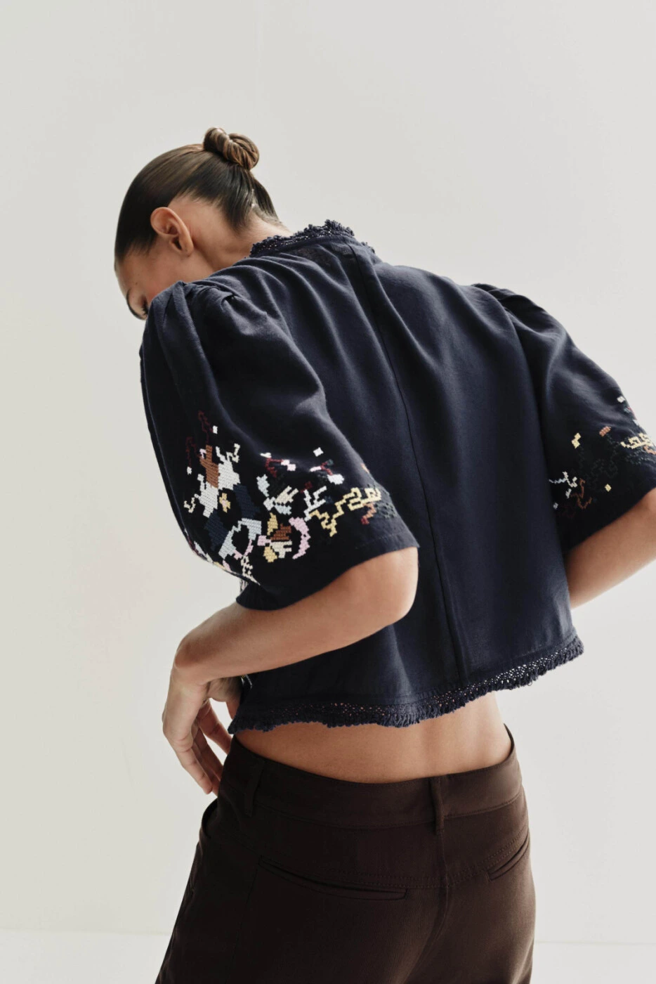 ZARA женская рубашка с V-вырезом и цветочной вышивкой из лайоселя картинка