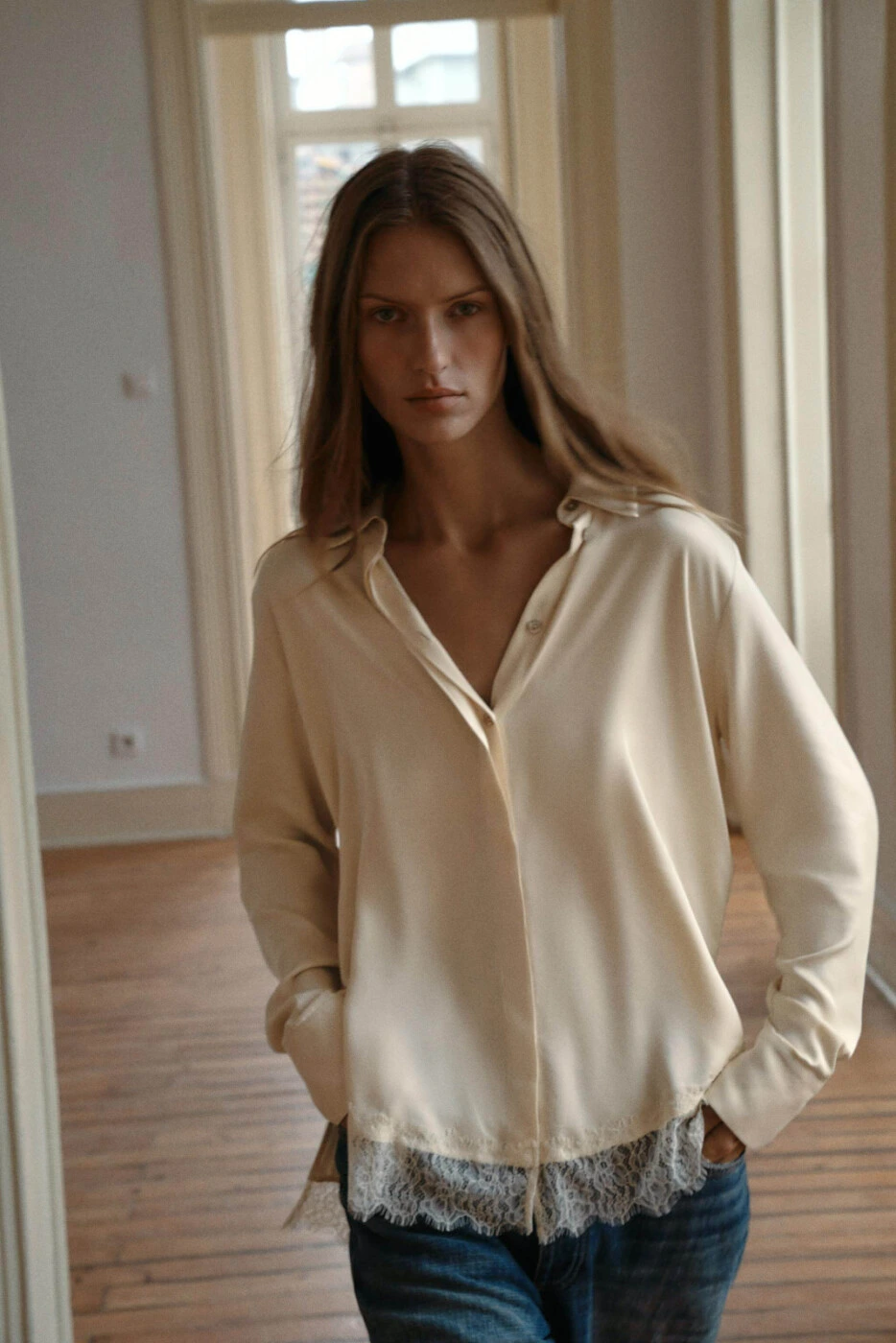 ZARA женская рубашка с кружевной отделкой сатиновая белая картинка
