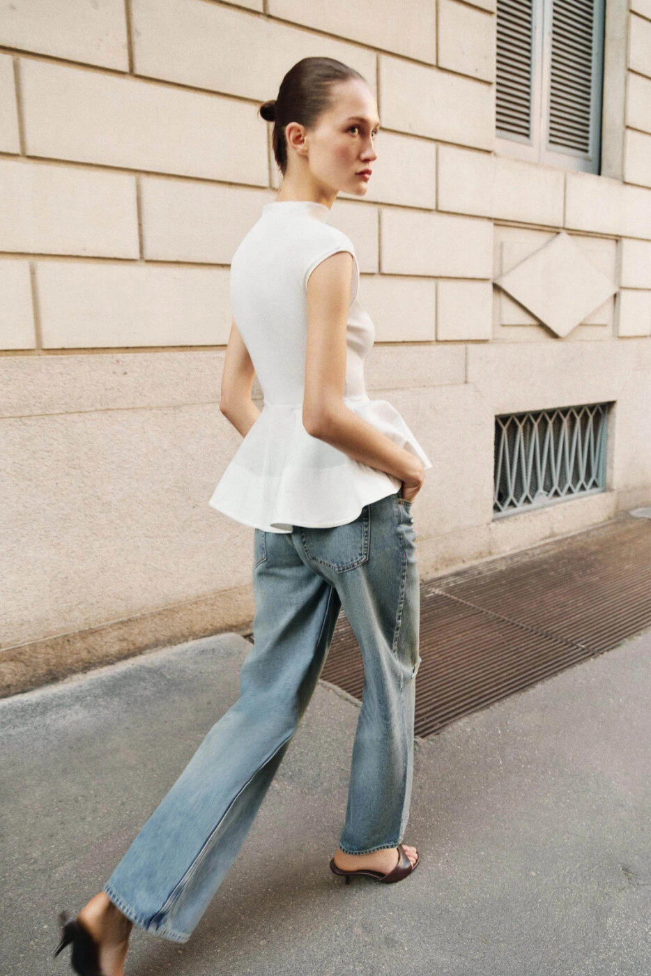 ZARA женский безрукавный топ с полу-высоким воротником и плиссированным низом картинка