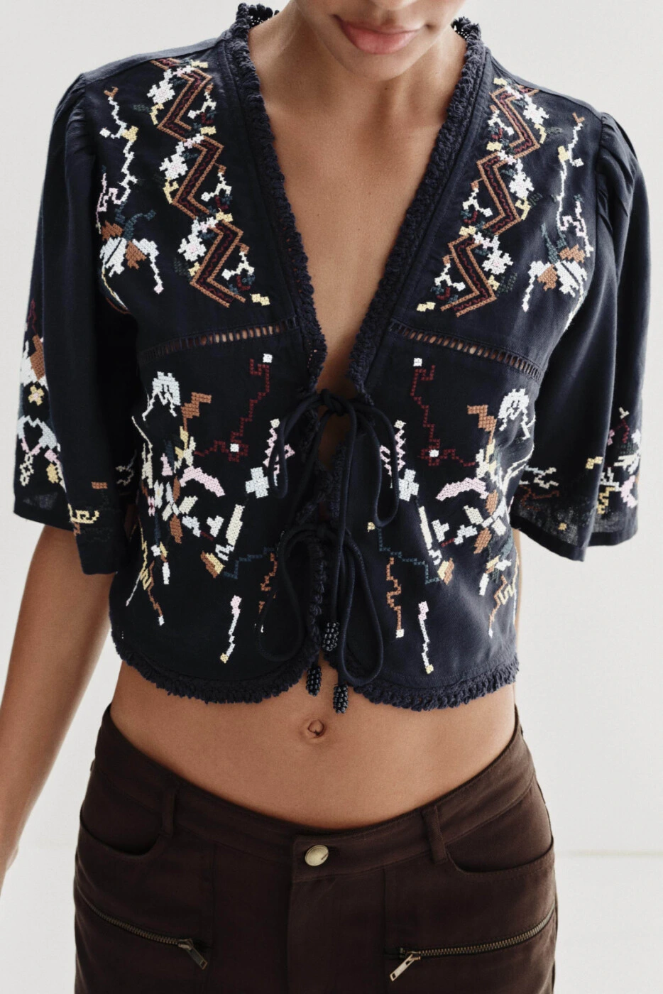 ZARA женская рубашка с V-вырезом и цветочной вышивкой из лайоселя картинка